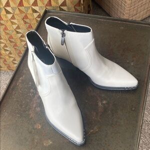 Sam Edelman Ladies Whistler White Ankle Boots Pointed Toes w/ Stud Accents. Sz 9